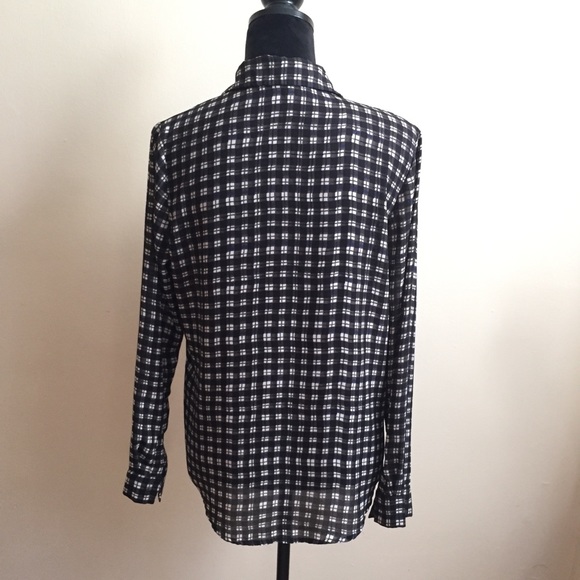 ✨SALE✨ Plaid Button-Up Shirt by Lumière - Picture 3 of 8